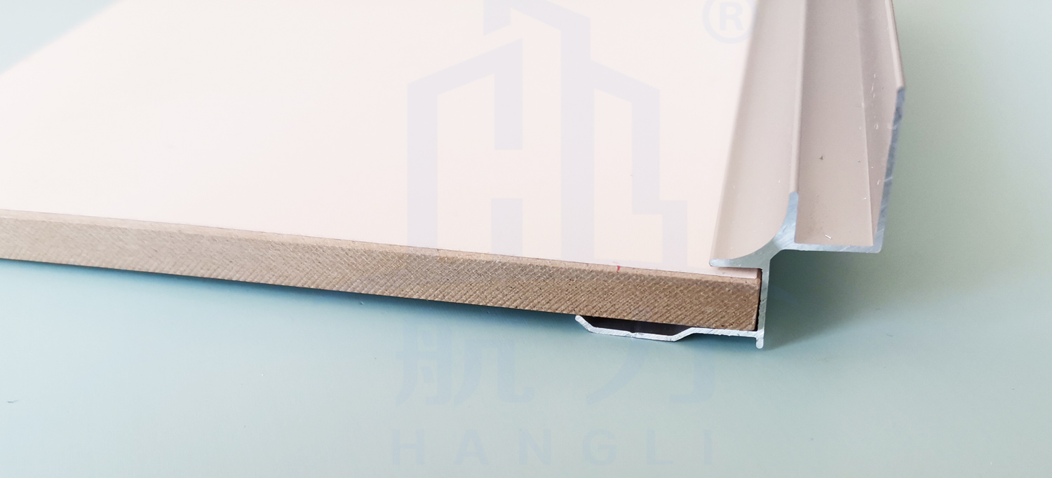 裝飾纖維水泥板。是以硅質(zhì)、鈣質(zhì)材料為主原料，加入多種方法養(yǎng)護(hù)而成的一種新型建筑材料。導(dǎo)電系數(shù)低，是理想的絕緣材料、防火防水、隔熱隔音、質(zhì)輕高強(qiáng)、施工簡(jiǎn)易、經(jīng)濟(jì)美觀、安全無(wú)害、、耐酸堿、壽命長(zhǎng)